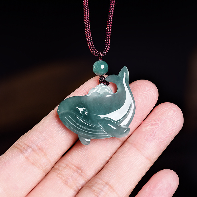 Cocktail Shaker Set - Collier pendentif baleine en jadéite birmane